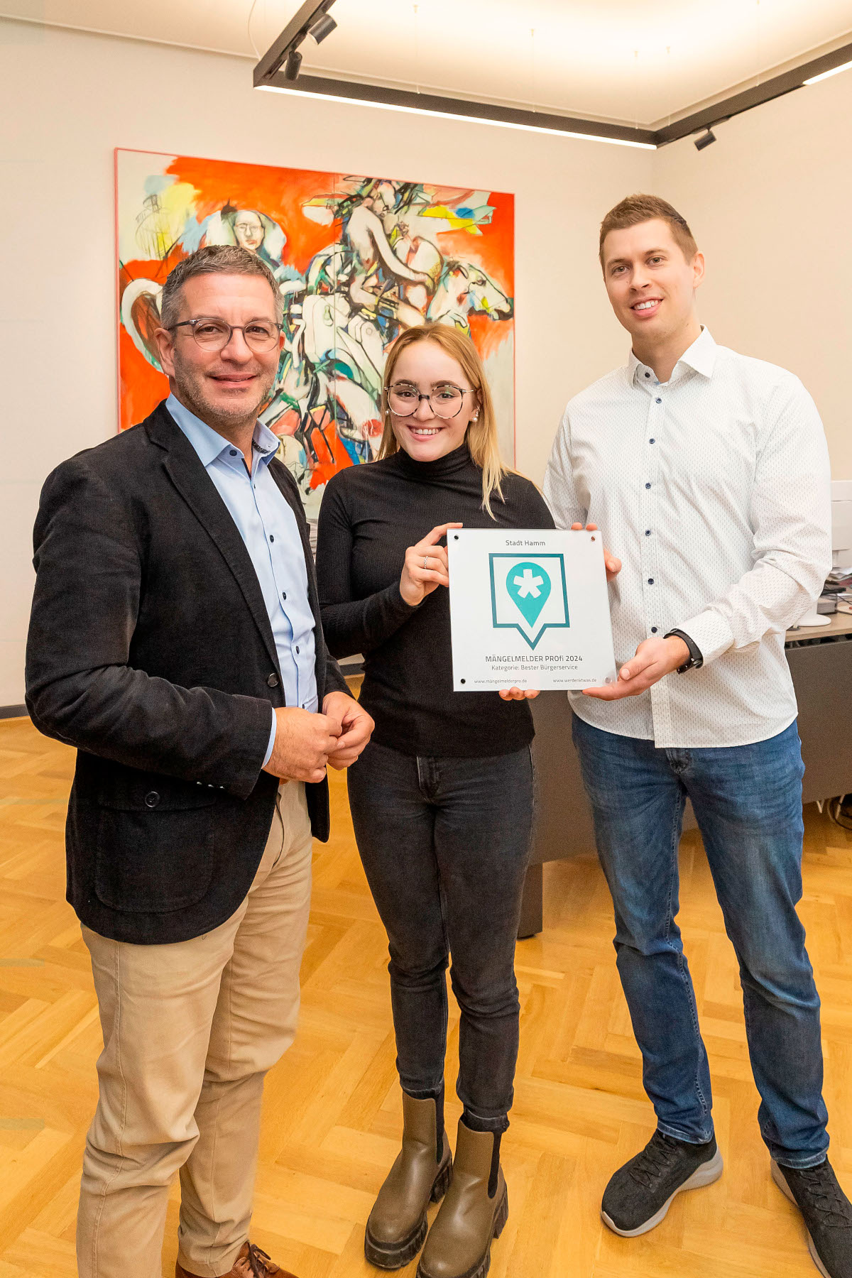 Im Bild: von links nach rechts: Marc Herter (Oberbürgermeister der Stadt Hamm), Anna Quos (Referentin des Oberbürgermeisters, Stabsstelle Bürgerkommunikation), Dennis Ritter (Stabsstelle Bürgerkommunikation). © Stadt Hamm